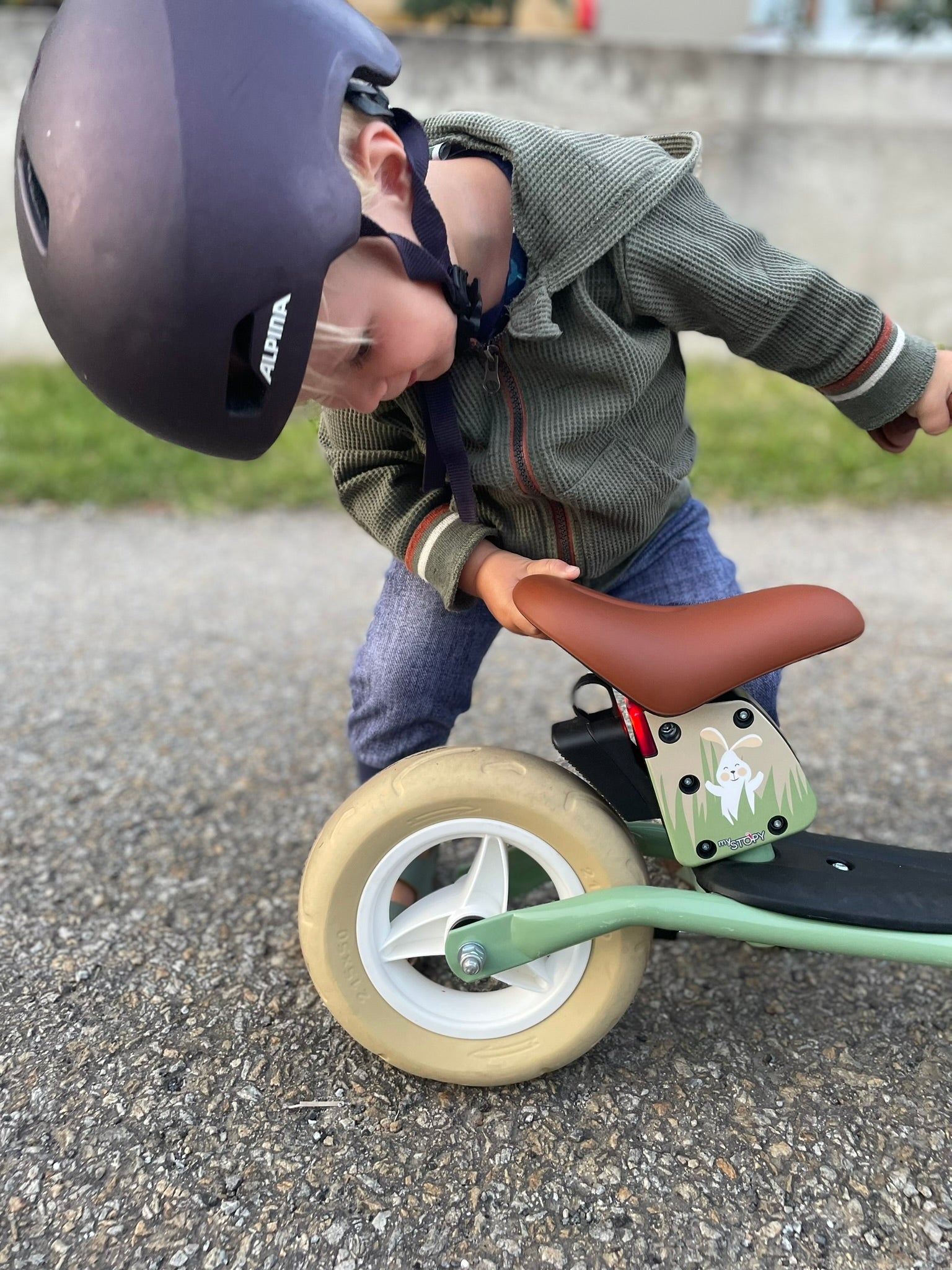 Ferngesteuerter Bremsassistent für Laufräder – Mehr Sicherheit für Kinder im Straßenverkehr