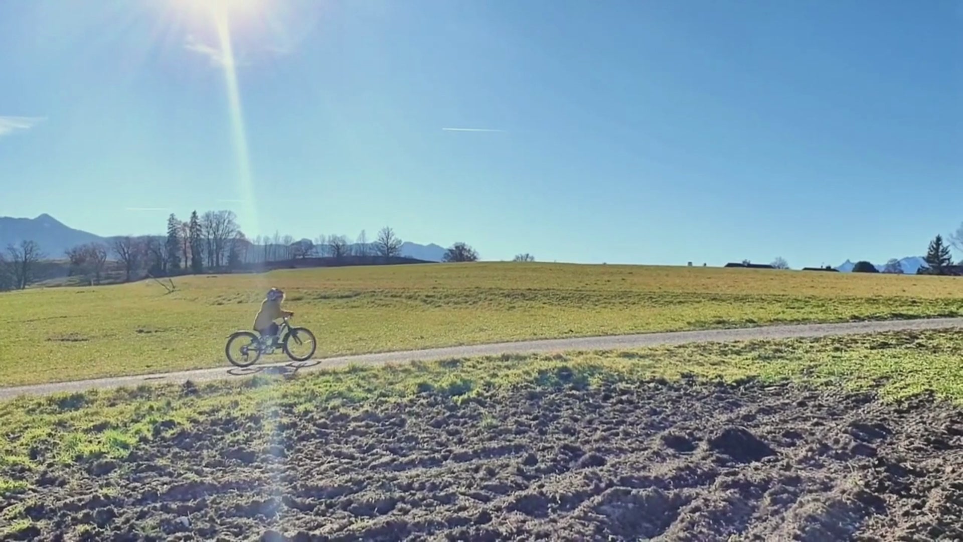 Video laden: BikeZipper - das kleine Abschleppseil für Kinderfahrräder &amp; Laufräder